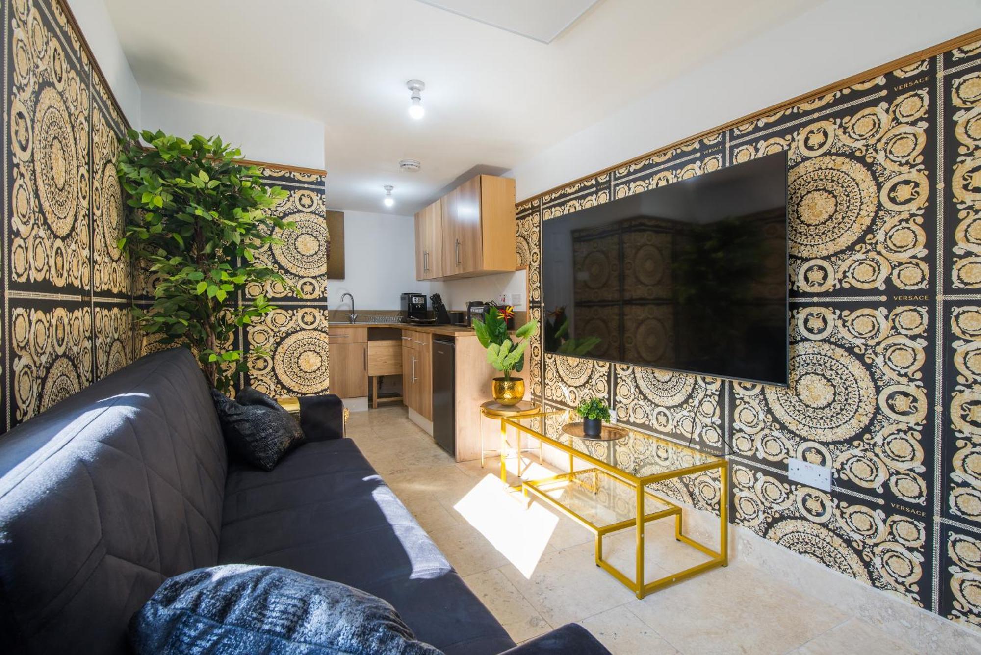 Luxury Versace 2 Bed Hot Tub Pool Table Sky Tv Londen